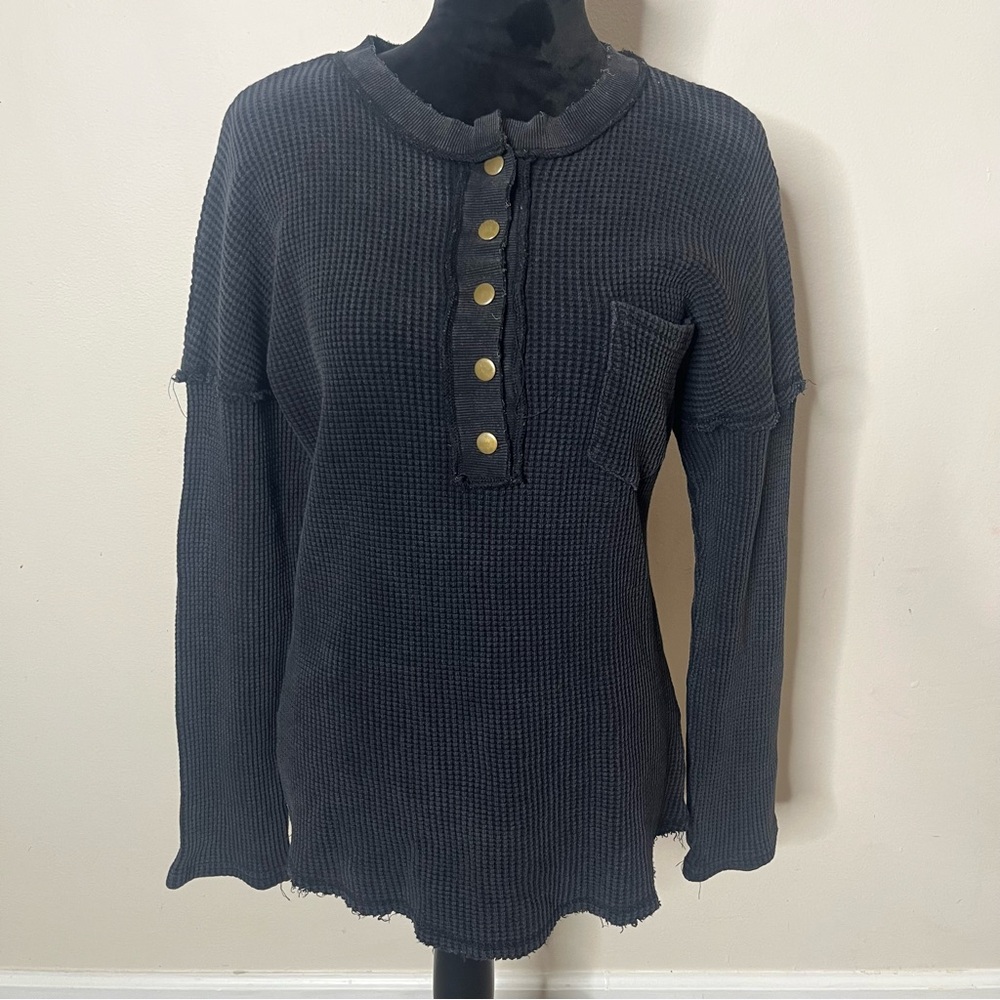 Bohme Women's Washed Black Waffle Knit‎ Raw Edge Snap Henley Top Sz M